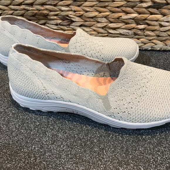 Skechers Cream and Gray Flats Sporty Slip-On Loafers - Size 9 - Picture 10 of 13